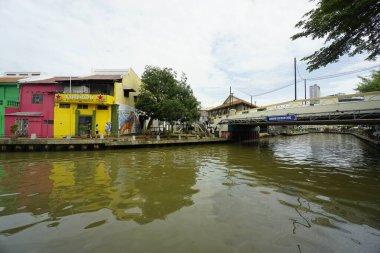 Melaka, Malezya-30 Haziran 2024; modern ve tarihi yapıya sahip Melaka Nehri manzarası