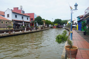 Melaka, Malezya-30 Haziran 2024; modern ve tarihi yapıya sahip Melaka Nehri manzarası