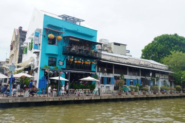 Melaka, Malezya-30 Haziran 2024; modern ve tarihi yapıya sahip Melaka Nehri manzarası