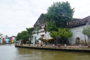 Melaka, Malezya-30 Haziran 2024; modern ve tarihi yapıya sahip Melaka Nehri manzarası
