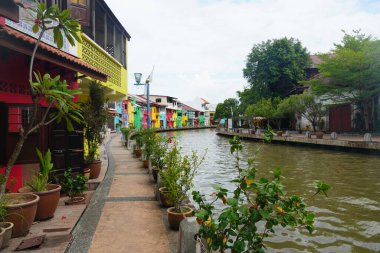 Melaka, Malezya-30 Haziran 2024; modern ve tarihi yapıya sahip Melaka Nehri manzarası