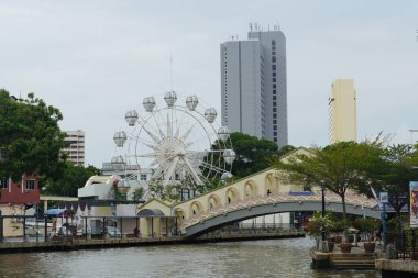 Melaka, Malezya - 30 Haziran 2024; Melaka Nehri üzerindeki bir köprü