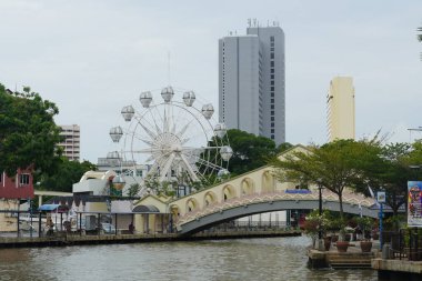 Melaka, Malezya - 30 Haziran 2024; Melaka Nehri üzerindeki bir köprü