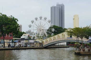 Melaka, Malezya - 30 Haziran 2024; Melaka Nehri üzerindeki bir köprü