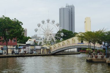 Melaka, Malezya - 30 Haziran 2024; Melaka Nehri üzerindeki bir köprü