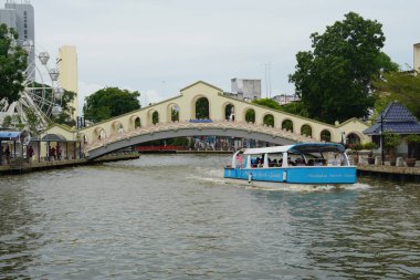 Melaka, Malezya - 30 Haziran 2024; Melaka Nehri üzerindeki bir köprü