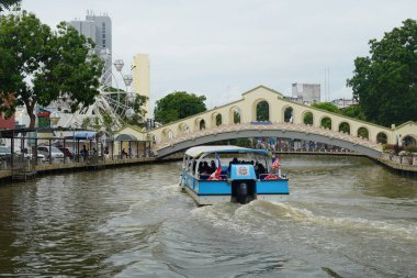 Melaka, Malezya - 30 Haziran 2024; Melaka Nehri üzerindeki bir köprü