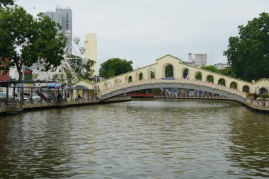 Melaka, Malezya - 30 Haziran 2024; Melaka Nehri üzerindeki bir köprü