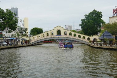 Melaka, Malezya - 30 Haziran 2024; Melaka Nehri üzerindeki bir köprü