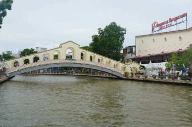 Melaka, Malezya - 30 Haziran 2024; Melaka Nehri üzerindeki bir köprü