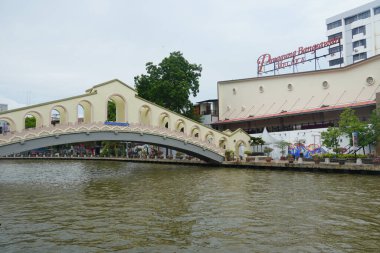 Melaka, Malezya - 30 Haziran 2024; Melaka Nehri üzerindeki bir köprü