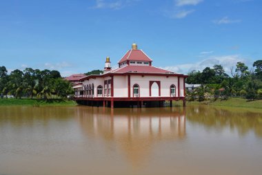 Melaka, Malezya, 8 Temmuz 2024; Mescid Tanah, Melaka 'daki Salmah Khamis Camii manzarası
