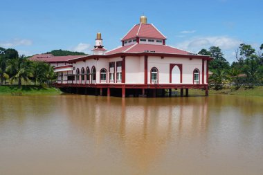 Melaka, Malezya, 8 Temmuz 2024; Mescid Tanah, Melaka 'daki Salmah Khamis Camii manzarası