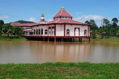 Melaka, Malezya, 8 Temmuz 2024; Mescid Tanah, Melaka 'daki Salmah Khamis Camii manzarası