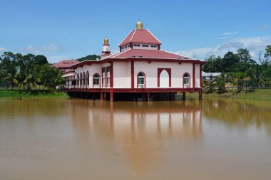 Melaka, Malezya, 8 Temmuz 2024; Mescid Tanah, Melaka 'daki Salmah Khamis Camii manzarası