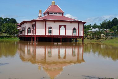 Melaka, Malezya, 8 Temmuz 2024; Mescid Tanah, Melaka 'daki Salmah Khamis Camii manzarası