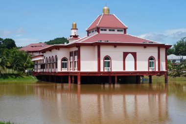 Melaka, Malezya, 8 Temmuz 2024; Mescid Tanah, Melaka 'daki Salmah Khamis Camii manzarası