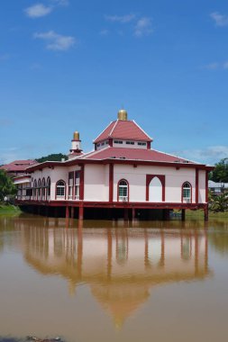 Melaka, Malezya, 8 Temmuz 2024; Mescid Tanah, Melaka 'daki Salmah Khamis Camii manzarası