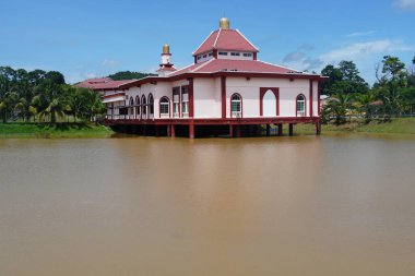 Melaka, Malezya, 8 Temmuz 2024; Mescid Tanah, Melaka 'daki Salmah Khamis Camii manzarası