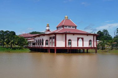 Melaka, Malezya, 8 Temmuz 2024; Mescid Tanah, Melaka 'daki Salmah Khamis Camii manzarası