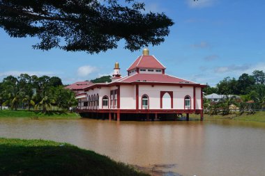 Melaka, Malezya, 8 Temmuz 2024; Mescid Tanah, Melaka 'daki Salmah Khamis Camii manzarası