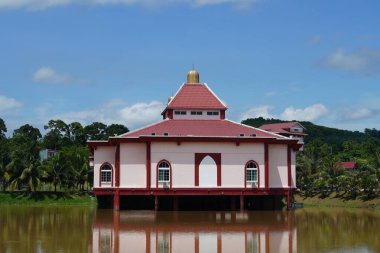Melaka, Malezya, 8 Temmuz 2024; Mescid Tanah, Melaka 'daki Salmah Khamis Camii manzarası