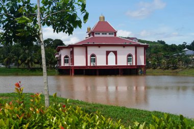 Melaka, Malezya, 8 Temmuz 2024; Mescid Tanah, Melaka 'daki Salmah Khamis Camii manzarası