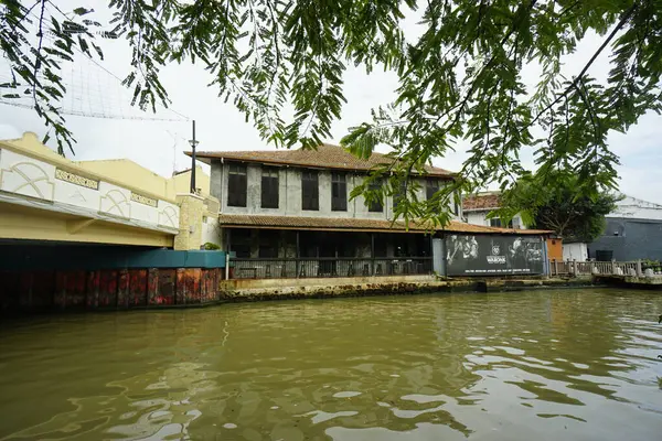 Melaka, Malezya-30 Haziran 2024; modern ve tarihi yapıya sahip Melaka Nehri manzarası