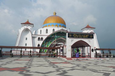 Malacca, Malezya - 28 Temmuz 2024; Melaka Boğazı Camii (Mescid Selat Melaka), Malezya 'nın Malezya kenti yakınlarındaki insan yapımı Malacca Adası' nda yer alan bir camidir.