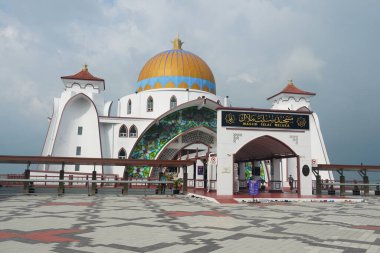 Malacca, Malezya - 28 Temmuz 2024; Melaka Boğazı Camii (Mescid Selat Melaka), Malezya 'nın Malezya kenti yakınlarındaki insan yapımı Malacca Adası' nda yer alan bir camidir.