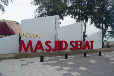 Malacca, Malezya - 28 Temmuz 2024; Melaka Boğazı Camii (Mescid Selat Melaka), Malezya 'nın Malezya kenti yakınlarındaki insan yapımı Malacca Adası' nda yer alan bir camidir.