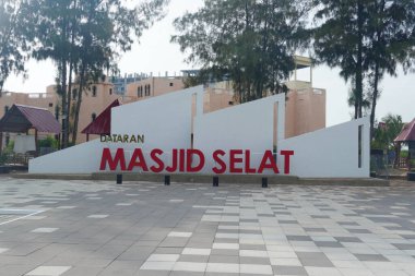 Malacca, Malezya - 28 Temmuz 2024; Melaka Boğazı Camii (Mescid Selat Melaka), Malezya 'nın Malezya kenti yakınlarındaki insan yapımı Malacca Adası' nda yer alan bir camidir.