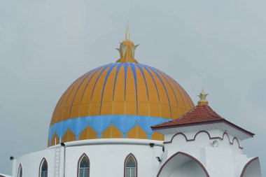 Malacca, Malezya - 28 Temmuz 2024; Melaka Boğazı Camii (Mescid Selat Melaka), Malezya 'nın Malezya kenti yakınlarındaki insan yapımı Malacca Adası' nda yer alan bir camidir.
