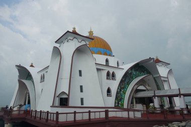 Malacca, Malezya - 28 Temmuz 2024; Melaka Boğazı Camii (Mescid Selat Melaka), Malezya 'nın Malezya kenti yakınlarındaki insan yapımı Malacca Adası' nda yer alan bir camidir.