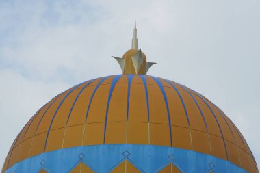Malacca, Malezya - 28 Temmuz 2024; Melaka Boğazı Camii (Mescid Selat Melaka), Malezya 'nın Malezya kenti yakınlarındaki insan yapımı Malacca Adası' nda yer alan bir camidir.