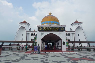 Malacca, Malezya - 28 Temmuz 2024; Melaka Boğazı Camii (Mescid Selat Melaka), Malezya 'nın Malezya kenti yakınlarındaki insan yapımı Malacca Adası' nda yer alan bir camidir.