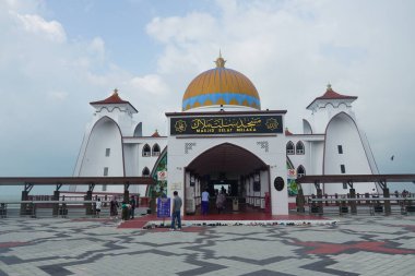 Malacca, Malezya - 28 Temmuz 2024; Melaka Boğazı Camii (Mescid Selat Melaka), Malezya 'nın Malezya kenti yakınlarındaki insan yapımı Malacca Adası' nda yer alan bir camidir.