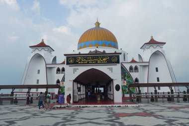 Malacca, Malezya - 28 Temmuz 2024; Melaka Boğazı Camii (Mescid Selat Melaka), Malezya 'nın Malezya kenti yakınlarındaki insan yapımı Malacca Adası' nda yer alan bir camidir.