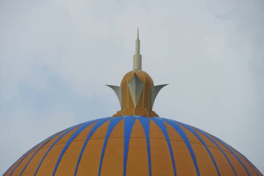 Malacca, Malezya - 28 Temmuz 2024; Melaka Boğazı Camii (Mescid Selat Melaka), Malezya 'nın Malezya kenti yakınlarındaki insan yapımı Malacca Adası' nda yer alan bir camidir.