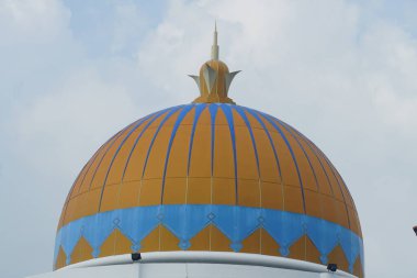 Malacca, Malezya - 28 Temmuz 2024; Melaka Boğazı Camii (Mescid Selat Melaka), Malezya 'nın Malezya kenti yakınlarındaki insan yapımı Malacca Adası' nda yer alan bir camidir.