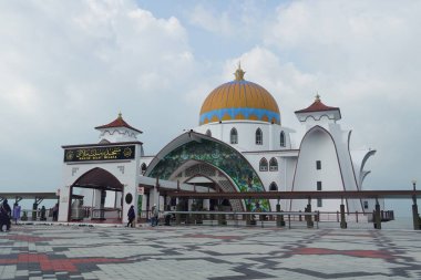 Malacca, Malezya - 28 Temmuz 2024; Melaka Boğazı Camii (Mescid Selat Melaka), Malezya 'nın Malezya kenti yakınlarındaki insan yapımı Malacca Adası' nda yer alan bir camidir.