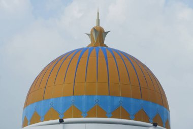 Malacca, Malezya - 28 Temmuz 2024; Melaka Boğazı Camii (Mescid Selat Melaka), Malezya 'nın Malezya kenti yakınlarındaki insan yapımı Malacca Adası' nda yer alan bir camidir.