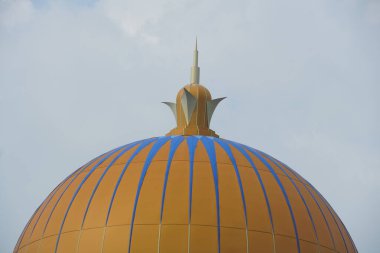 Malacca, Malezya - 28 Temmuz 2024; Melaka Boğazı Camii (Mescid Selat Melaka), Malezya 'nın Malezya kenti yakınlarındaki insan yapımı Malacca Adası' nda yer alan bir camidir.