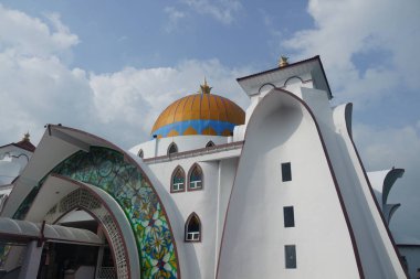 Malacca, Malezya - 28 Temmuz 2024; Melaka Boğazı Camii (Mescid Selat Melaka), Malezya 'nın Malezya kenti yakınlarındaki insan yapımı Malacca Adası' nda yer alan bir camidir.