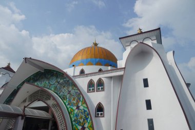 Malacca, Malezya - 28 Temmuz 2024; Melaka Boğazı Camii (Mescid Selat Melaka), Malezya 'nın Malezya kenti yakınlarındaki insan yapımı Malacca Adası' nda yer alan bir camidir.