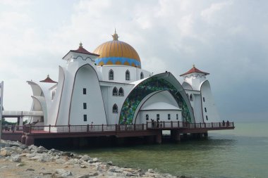 Malacca, Malezya - 28 Temmuz 2024; Melaka Boğazı Camii (Mescid Selat Melaka), Malezya 'nın Malezya kenti yakınlarındaki insan yapımı Malacca Adası' nda yer alan bir camidir.