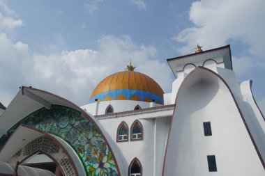 Malacca, Malezya - 28 Temmuz 2024; Melaka Boğazı Camii (Mescid Selat Melaka), Malezya 'nın Malezya kenti yakınlarındaki insan yapımı Malacca Adası' nda yer alan bir camidir.