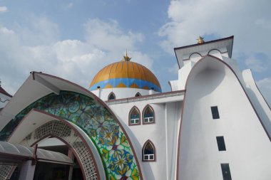 Malacca, Malezya - 28 Temmuz 2024; Melaka Boğazı Camii (Mescid Selat Melaka), Malezya 'nın Malezya kenti yakınlarındaki insan yapımı Malacca Adası' nda yer alan bir camidir.