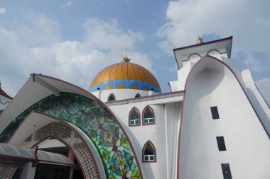 Malacca, Malezya - 28 Temmuz 2024; Melaka Boğazı Camii (Mescid Selat Melaka), Malezya 'nın Malezya kenti yakınlarındaki insan yapımı Malacca Adası' nda yer alan bir camidir.