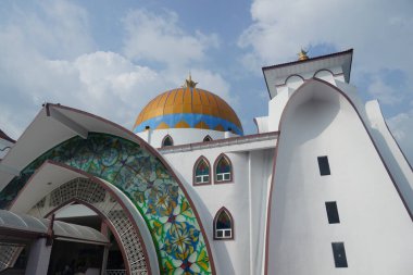 Malacca, Malezya - 28 Temmuz 2024; Melaka Boğazı Camii (Mescid Selat Melaka), Malezya 'nın Malezya kenti yakınlarındaki insan yapımı Malacca Adası' nda yer alan bir camidir.